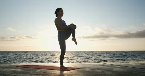 A young girl does a yoga exercise Vídeos de archivo 125285348