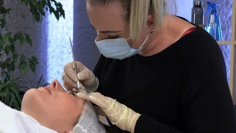 Young girl doing microblading procedure 库存影片 113633241