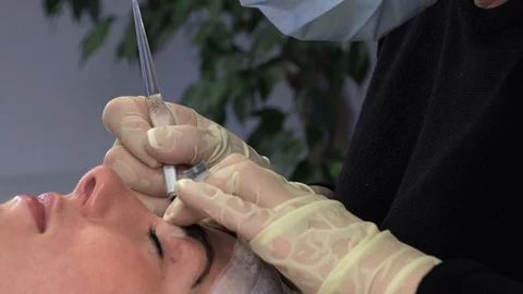 Young girl doing microblading procedure 库存影片 113802386