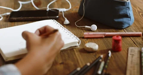 Young Girl draw on tablet Stock-Footage 120192413