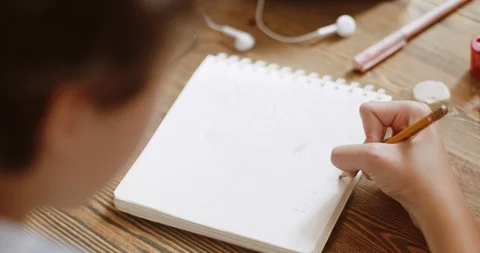 Young Girl draw on tablet Vídeo Stock 120193176