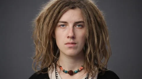 Young girl with dreadlocks Video stock 68774910