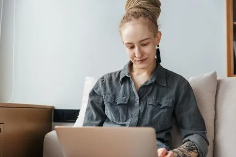 Young girl with dreadlocks using laptop computer. 스톡 사진