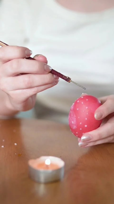 Young girl dyeing Easter eggs at home. Slow motion vertical close-up footage. 스톡 동영상 305776184