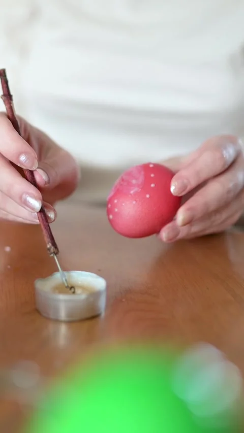 Young girl dyeing Easter eggs at home. Slow motion vertical close-up footage. 스톡 동영상 305776404