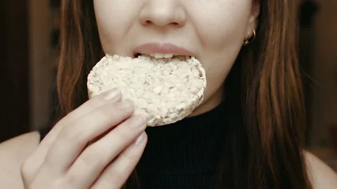 A young girl eats bread. Close-up face. Healthy food. HD Vídeo Stock 101660586