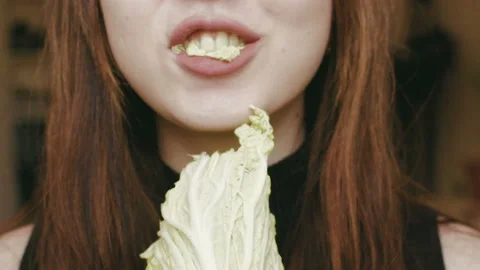 A young girl eats cabbage. Close-up face. HD Vídeo Stock 101660489