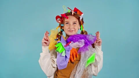 Young girl with garbage on herself doing hope gesture. Crossed fingers. Stock Footage 148371144