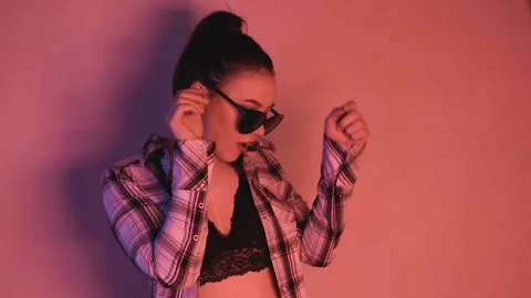 A young girl is having fun dancing. Neon lighting Vídeo Stock 102964986