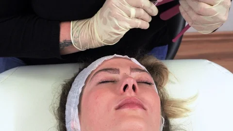 Young girl make permanent makeup. Eyebrow Microblading 動画素材 113701102