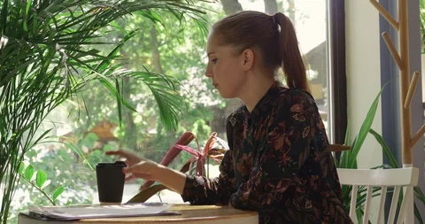 Young girl manager is preparing a project for delivery 스톡 동영상 112145341