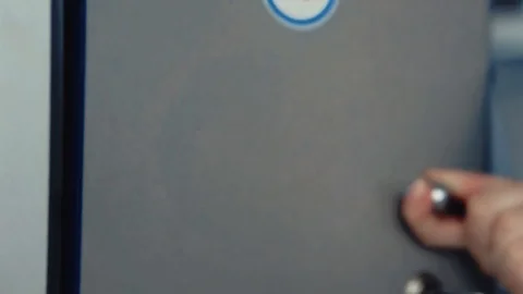 Young girl opens a box with a number Vidéo 104463886