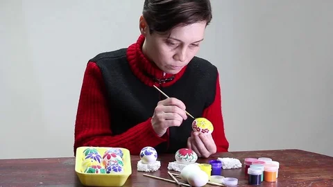 A young girl paints the Easter eggs 스톡 동영상 73149054