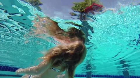 Young girl in pool 動画素材 41072308