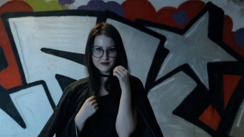 Young girl posing in the underpass. Vídeo Stock 85074469