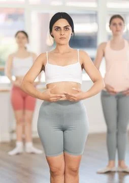 Young girl practicing basic ballet movements at group class Foto stock