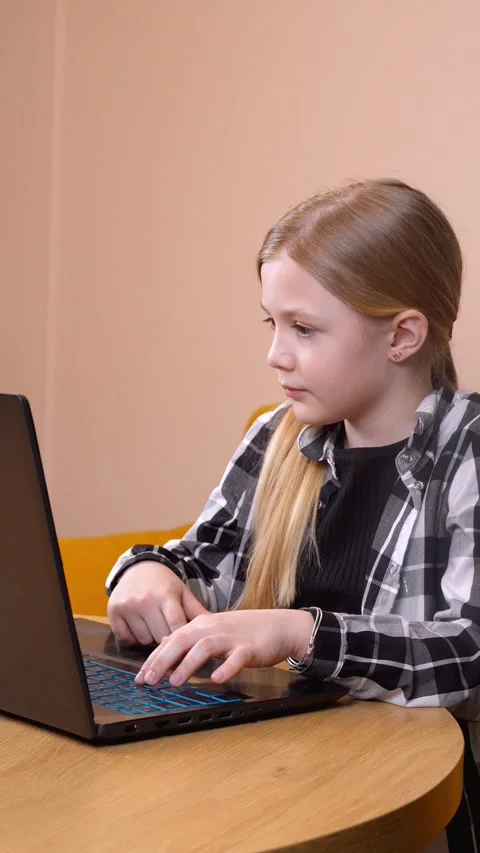Young girl programming on laptop: multiple shots Vidéo 315881518