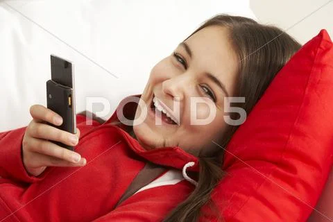 Young Girl Reading Text Message Stock Photos