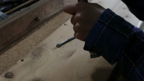 Young girl removing nails using pilers. Vídeo Stock 140724028