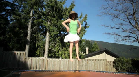 Young girl on a trampoline Vidéo 22919174