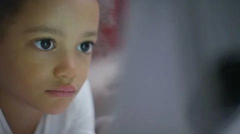 Young girl using her tablet device in slow motion Video stock 51389189