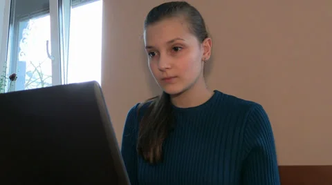 Young girl using laptop 스톡 동영상 33737110