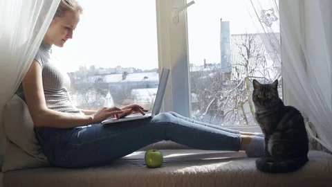 Young girl using laptop Stock-Footage 75228304