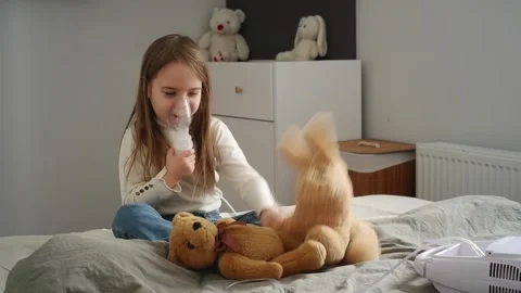 Young girl using nebulizer with her teddy bear Vídeo Stock 303483889