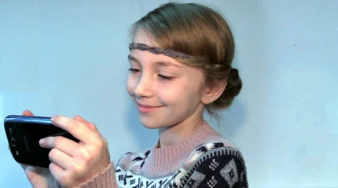 Young girl using touchscreen phone 스톡 동영상 33737837