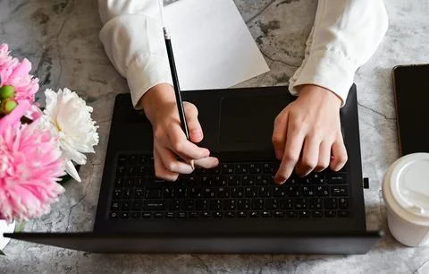 A young girl is working on a computer in the office, remote work, solving eco Foto stock