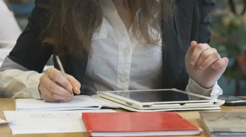 Young girl works using a electronic tablet 库存影片 61771504