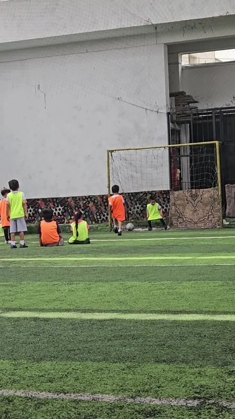 Young Goalkeeper Dives to the Wrong Side, Santa Anita, Lima, Peru - 10 Jan 2026 Vídeo Stock 327492392