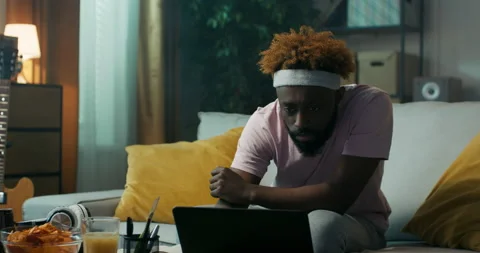 Young guy of African appearance is preparing for business meeting. He watches 库存影片 218092539