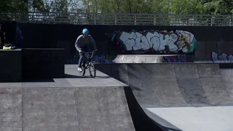 Young guy on the bike does the trick in the air 스톡 동영상 102538336