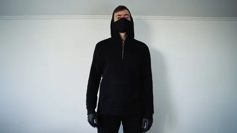 A young guy in black shows a welcome gesture Vidéo 129555780