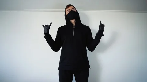A young guy in black shows a welcome gesture 库存影片 129555798