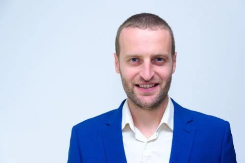 A young guy in a blue jacket is a duplicate of Hollywood actor Woody Harrelso Foto stock