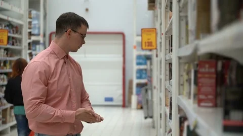 Young guy buys tea in a store or supermarket. Vídeos de archivo 80359242