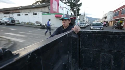 Young guy on bycicle Grabs Onto a Moving Car in traffic in Ecuador_2.MOV 스톡 동영상 277630504
