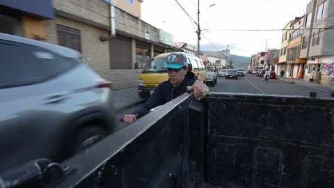 Young guy on bycicle Grabs Onto a Moving Car in traffic in Ecuador_3.MOV 库存影片 277630558