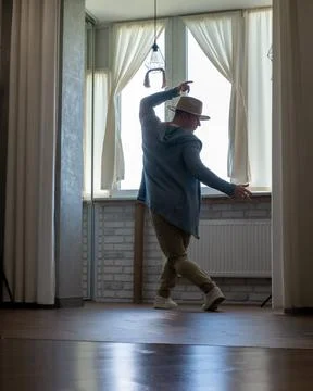 Young guy dancer in motion in a pose. A man performs a modern dance in casu.. Foto stock