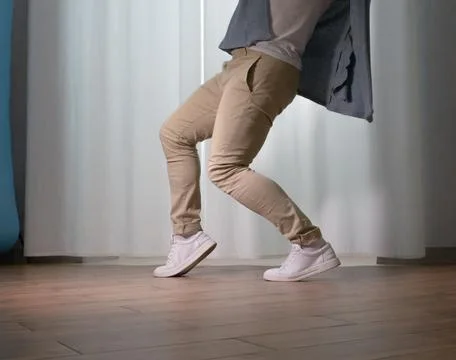 Young guy dancer in motion in a pose. A man performs a modern dance in casu.. Foto stock