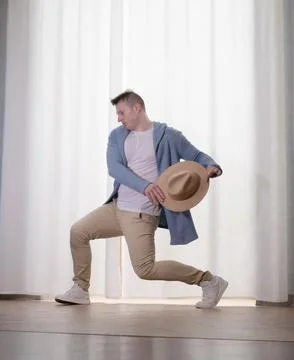Young guy dancer in motion in a pose. A man performs a modern dance in casu.. Foto stock