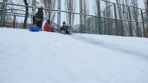 A young guy descends on an icy hill. Slow motion 01.10.2020 Ukraine, Kiev Video stock 126643244