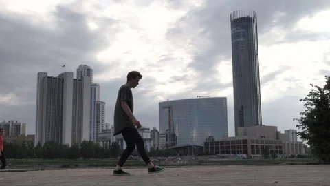 Young guy doing tricks breakdancing 库存影片 81141014