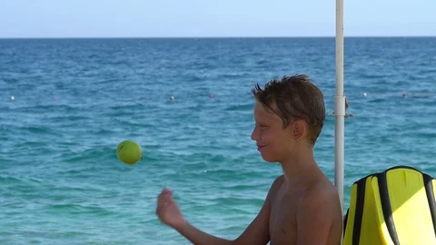 Young Guy Eating An Apple At The Beach 库存影片 121366748