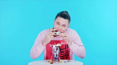 A young guy eats a dessert. Stock Footage 90071124
