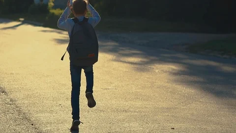 Young guy jumps throwing white paper sheets and skips school Vidéo 123396768