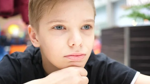 Young guy looking into the distance, face close-up Vidéo 107320831