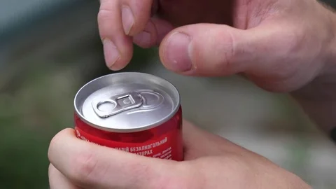 Young guy open up a can of cola drink closeup Vídeo Stock 78985448